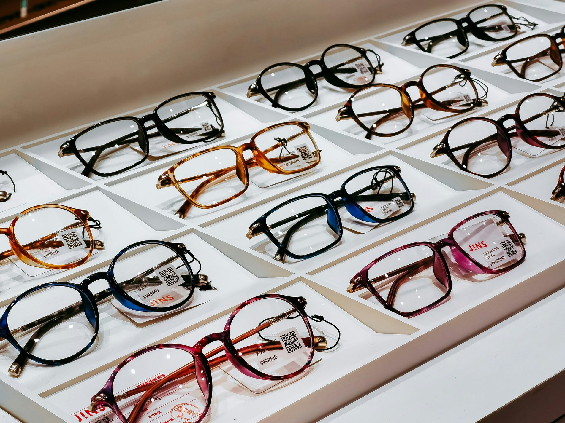 How to Choose the Perfect Eyeglass Frames for Your Face Shape - MCROONS.COM